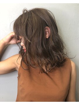 アミヘアーサプライ(AMI Hair Supply) シナモングレー/ハイライト くびれセミディ ラフウェーブ