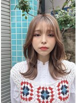 顔周りがアンニュイに動くレイヤースタイル