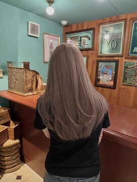 スリー(three) グレージュ