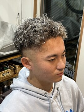 ストローヘアー(STRAW hair) シルバーメッシュ×ツイストパーマ
