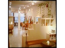 手作りのアンティーク風雑貨、植物に包まれた環境の中でのサロン