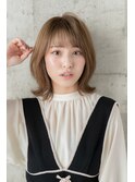イエローベージュ×くびれ外ハネミディ