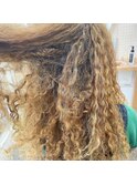 スパイラルパーマとブリーチ数回の方をビビリ矯正で艶髪♪
