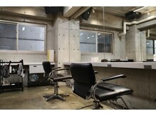 エイム(aim)の雰囲気（シンプルかつ空間を活かしたデザインのフロアスペース）