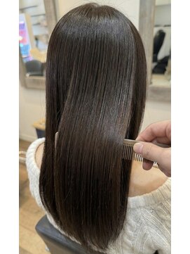 風になびく地毛風ストレート。弱酸性だから叶う極上の柔らかさ