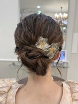 オフ(off)&nbsp;結婚式お呼ばれヘア｜華やかシニヨンアレンジ