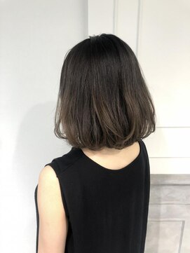 リリーオブザベイス(Lily of the Vase) 外人風ラフボブ