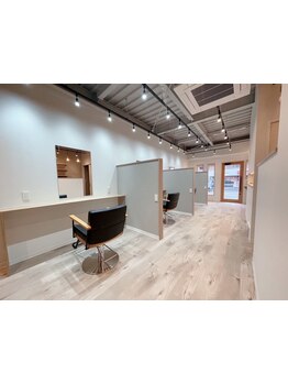 3席のみのプライベートサロン♪半個室空間で周りを気にせず、あなたに似合うスタイルをご提案します。