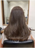 軽さのあるロングヘアはボトムに少しだけレイヤーを入れて◎