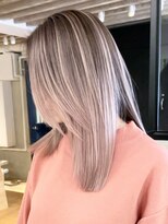 美髪ホワイトブロンド顔周りレイヤーミディアムロング_ba384272