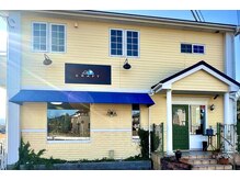 ヘアー クラフト(hair CRAFT)の雰囲気（黄色い壁と緑のドアが目印です♪）