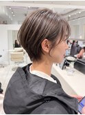 【東 純平】顔まわりレイヤー 耳掛け　ショートボブ グレージュ