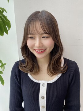 ステア ケース(stair case) 韓国ミディアムレイヤーカットくびれ外ハネヘアエギョモリ