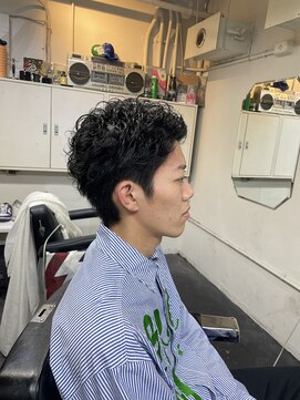 メリケンバーバーショップ フクオカ(MERICAN BARBERSHOP FUK) 波巻き束感ショートツーブロックマッシュアップバングコンマヘア