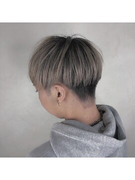 ジゼル(gisele) 根元の黒を残したホワイトブロンドグラデーション