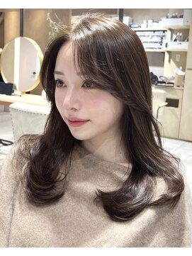 ティア(Tia.) （かきあげヘア/おくれ毛/レイヤーカット/グレージュ/小顔）