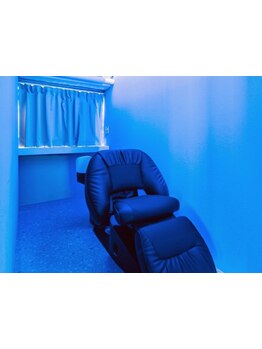 青の洞窟のような完全個室のプライベート空間で、周りを気にせず、貴方だけの特別なサロンタイムをー。