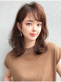 ホワイトグレージュ後れ毛が可愛い顔周りレイヤーミニウルフ