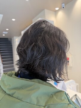 ヘアーズ ギャラリー 堺店(Hair's Gallery) 自然な動きを楽しむ、癖毛顎下ボブ
