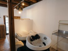 イチロ ヘアーアンドライフ(ichiro Hair and Life)の雰囲気(フルフラットのシャンプー台で、日々の疲れをリセット)
