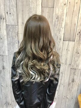 ヘアースペース ムーン(Hair Space MOON) 透明感のあるアッシュのグラデーション、エクステスタイル