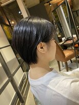 エミュー(emue) 暗髪でも透明感!10代20代☆シルバーアッシュ耳かけショート中島