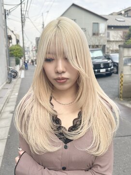 フリーラ 表参道(freera) ホワイトブロンド ブリーチカラー ハイトーン 顔周りレイヤー