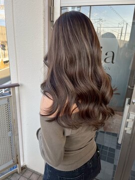 ミア(mia) 大人シアーベージュミニウルフボブミディアムレイヤー