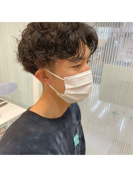 ゼル イオンタウン名西(ZELE) センター分けパーマスタイル!