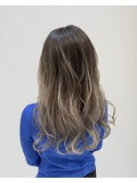 リズヘアー(RIZZ hair)&nbsp;ホワイトグレージュ◯グラデーションカラー_ハイライト_柳田佑樹