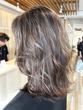 ラヴィエール(LAVIERE by R-EVOLUT) 白髪ぼかしハイライト　レイヤーカット　スモーキーアッシュ　柏
