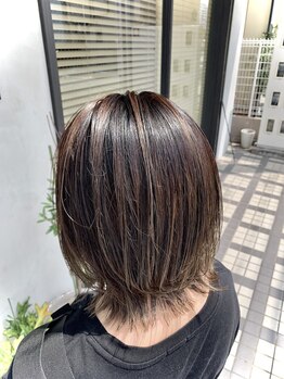 レナンダ (Reanda)の写真/ただ染めるだけではなく、白髪を活かしたハイライトや脱白髪めでオシャレなヘアカラーを楽しめます！