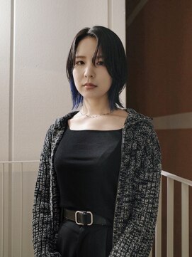 ヨー(Yoh-) 【ミディアムヘア/中里千尋】レイヤー/外ハネ/インナーカラー