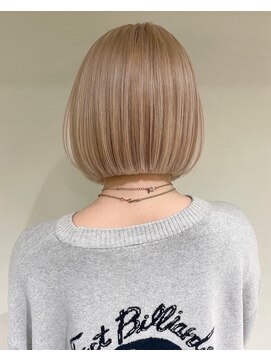 アマレット(Amaretto) ブロンドベージュ×ショートボブ