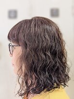 びび 住吉店&nbsp;パーマヘアを活かす「白髪ぼかし」カラー