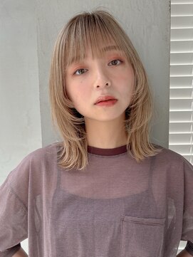 タス(tas) ボブウルフカット × ミルクティーベージュ 顔周り レイヤー