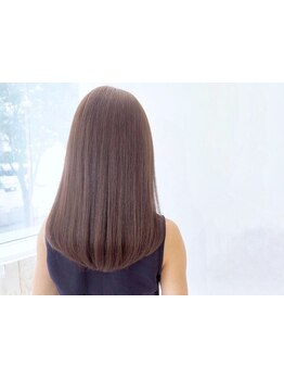 頭皮や髪に優しい薬剤で染めるので、ダメージレスで自然な仕上がりに!顔周りのトーンアップや色持ちも◎