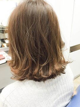 ページボーイ美容室 [お客様スタイル]ハイライトグレージュ×外ハネミディ