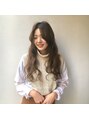 ビューティズム クロック 春日(Beautism clock)&nbsp;ナチュラルウェーブのスタイル、バングを頬ラインで可愛さアップ
