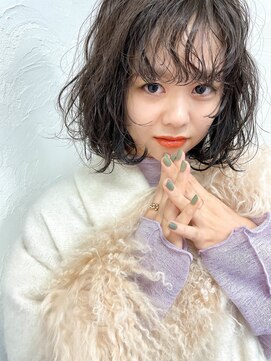 シロ(SiLO) 〈 medium〉ライトグレージュ.ボリュームカールボブ