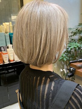 フルショウ 小牧(FURUSHO) ショートボブ　ハイトーンカラー 金髪ボブ アッシュブロンド