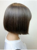 切りっぱなし前下がりボブ×スモーキーベージュ