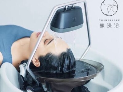 頭浸浴＋ヘッドスパは心地良く癒し、髪質改善の効果を高めます。