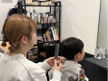 ディツアー(DETOUR)の写真/キッズカットあり◎お子様連れ大歓迎！ベビーカーでも来店しやすい広々とした店内でお過ごし頂けます♪