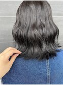 ブルーブラック艶髪ニュアンスカラー外ハネ小顔ミディウェーブ