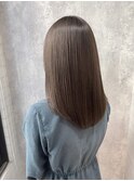 オトナ女子ツヤ髪アッシュカラーふんわりミディシースルーバング
