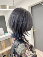 動きと抜け感で魅せる。小顔効果も叶うウルフカット