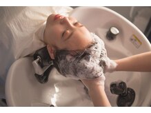 施術ステップ3【シャンプー】7種類のシャンプーから髪質を判断し、最適なものを選択します