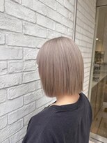 プリーク(preak)&nbsp;淡色ミルクティーベージュ×コンパクト切りっぱなしボブ