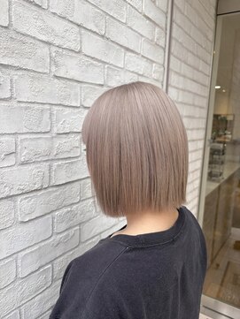 プリーク(preak) 淡色ミルクティーベージュ×コンパクト切りっぱなしボブ